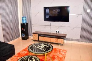 un salon avec une télévision à écran plat sur un mur dans l'établissement Comfy one bedroom Eldoret town, à Eldoret 6 autres photos