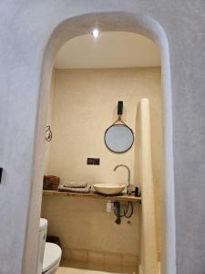 une salle de bain avec un lavabo et un miroir et des toilettes dans l'établissement DAR NAYA - Ghazoua - Essaouira, à Al Ghar