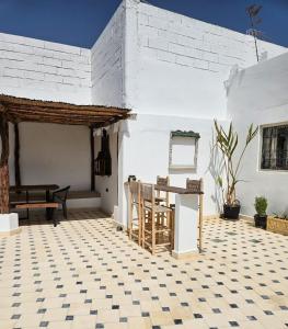 Il dispose d'une terrasse avec une table et des chaises. dans l'établissement DAR NAYA - Ghazoua - Essaouira, à Al Ghar