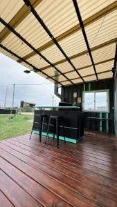 Un patio con una mesa y sillas en una terraza. en Saint Saus - Casa en Sauce de Portezuelo, Maldonado, en Maldonado