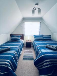 a bedroom with two beds and a window at Latitud Guesthouse in Puerto Montt