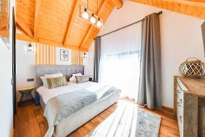 Ένα ή περισσότερα κρεβάτια σε δωμάτιο στο Căsuța Melimi +66 φωτογραφίες