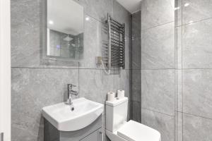 Ένα μπάνιο στο Spacious 2-floor Flat Near Weymouth Seafront +43 φωτογραφίες