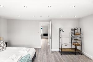 Ένα ή περισσότερα κρεβάτια σε δωμάτιο στο Spacious 2-floor Flat Near Weymouth Seafront