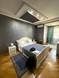 ein Schlafzimmer mit einem großen Bett in einem Zimmer in der Unterkunft Makos Guest House in Kutaissi