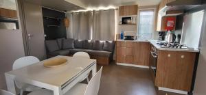 Kuchyň nebo kuchyňský kout v ubytování Mobil home 8 personnes