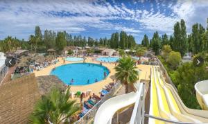 Bazén v ubytování Mobil home 8 personnes nebo v jeho okolí