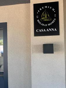 un cartel en la pared de un edificio con un yate en Casa Mare Drage, en Drage 25 fotos más