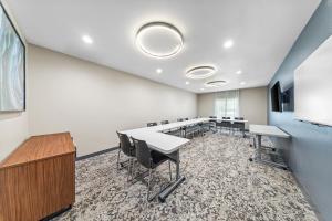 Konferenční prostory v ubytování Everhome Suites Ontario + 41 fotografií