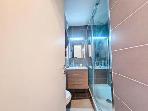 ein Badezimmer mit Dusche und Toilette in der Unterkunft Studio cozy à La Daille, accès direct pistes, balcon, ascenseur - FR-1-518-158 in Val dʼIsère + 9 Fotos