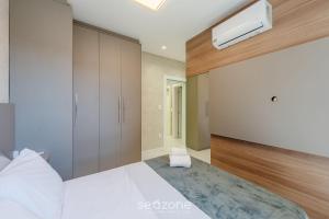 Postel nebo postele na pokoji v ubytování Aptos em prédio a 90 m da praia de Perequê - RIHs