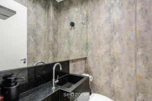 Koupelna v ubytování Aptos em prédio a 90 m da praia de Perequê - RIHs + 9 fotografií