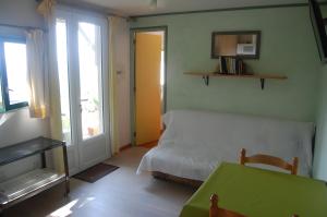 Un dormitorio con una cama y una habitación con ventana. en Gite Du Haut - À La Rouquette, en Saint-Privat