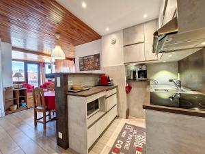 ヴァル・ディゼールにあるAppartement centre Val-d'Isère, 2 chambres, 5 pers, balcon, Wifi - FR-1-518-151のキッチン(シンク、テーブル付)