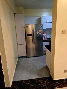 内罗毕Cozy 2-Bedroom的配有大型不锈钢冰箱的厨房