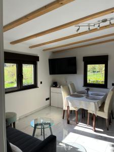 una sala de estar con una mesa y un sofá en HirschRaum, en Wadern