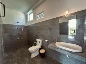 Un baño con inodoro, lavabo y bañera. en Bananas Mirissa, en Mirissa 76 fotos más