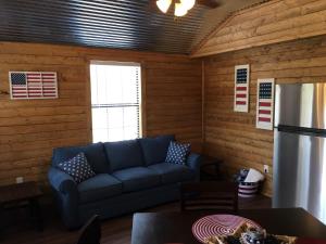 a living room with a blue couch in a cabin at Freedom River Cabin in Utopia