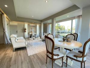 a dining room with a table and chairs at La Posada Multiespacios in Dique Luján