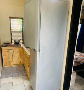 a kitchen with a refrigerator in a room at Studio cosy avec vaste terrasse in Cotonou