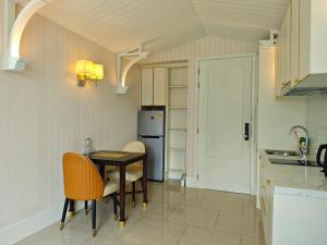 Una cocina o zona de cocina en Grand Florida芭提雅带免费游泳池温泉桑拿浴和健身房瑜伽室私家海滩公寓E206