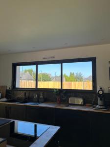 Una cocina con dos ventanas y encimera. en Villa Egret - Wifi - Jardin, en Dinard 47 fotos más