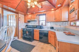 Una cocina con gabinetes de madera y un horno de estufa. en Choice home 2, en West Babylon