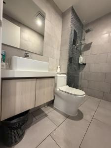 コタキナバルにあるThe Shore KK - Sunset Sea View Balcony Suiteのトイレと洗面台付きのバスルーム