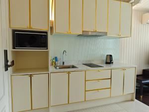 Una cocina o zona de cocina en Grand Florida芭提雅带免费游泳池温泉桑拿浴和健身房瑜伽室私家海滩公寓E206