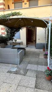 バランザーテにあるLavilletta stanza parcoの建物前のパビリオン(テーブル、ベンチ付)