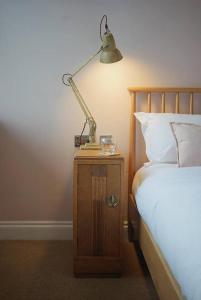 une lampe sur une table de nuit à côté d'un lit dans l'établissement The Alma Taverns Boutique Suites - Room 5 - Hopewell, à Bristol