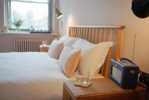 - une chambre avec un lit et une télévision sur une table dans l'établissement The Alma Taverns Boutique Suites - Room 5 - Hopewell, à Bristol