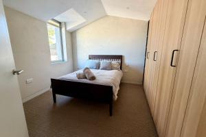 une chambre avec un lit avec des oreillers et une fenêtre dans l'établissement Modern Chatham home with garden retreat, à Chatham