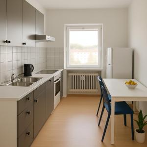 eine Küche mit einem Tisch und einem weißen Kühlschrank in der Unterkunft SUNNYHOME Monteurwohnungen und Apartments in Weiden in Weiden + 7 Fotos