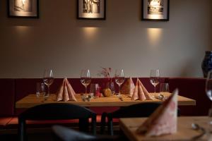 a table with wine glasses and napkins on it at Hotel Herrnbrod & Ständecke in Dreieich