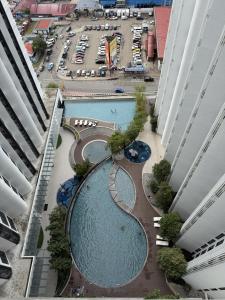 コタキナバルにあるThe Shore KK - Sunset Sea View Balcony Suiteの駐車場のスイミングプールの上から見える景色