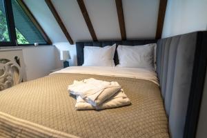 ein Bett mit einem Haufen Handtücher drauf in der Unterkunft Cabana din padure in Agapia