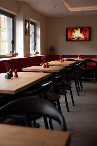 eine Reihe von Tischen und Stühlen in einem Restaurant in der Unterkunft Hotel Herrnbrod & Ständecke in Dreieich