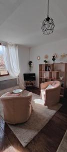 un salon avec deux canapés et un piano dans l'établissement Studio Les Armuriers, 2ème étage sans asc, à Condom