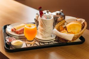 a tray of food and a drink on a table at Motel Daponti in Alegrete