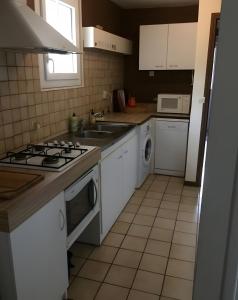Kuchyň nebo kuchyňský kout v ubytování Gite Le Ry De Pouzioux