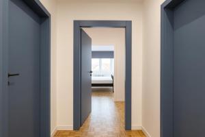 una puerta abierta a una habitación con pasillo en Ca' Mia, en Borno