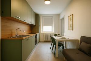 cocina con fregadero y mesa en Ca' Mia, en Borno