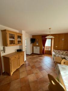 a room with a kitchen and a living room at Haus Piller Cottrer Pietro in Sappada