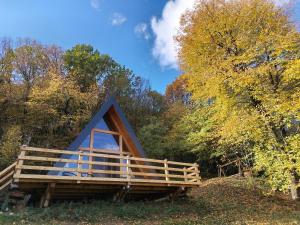una cabaña en el bosque con techo azul en MajdanskiKutak2, en Gornji Milanovac