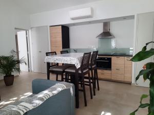a kitchen with a table and chairs in a room at Gîte le Relais d'Eden in Barbentane