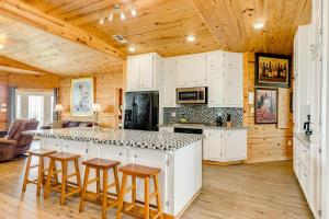 Kuchyň nebo kuchyňský kout v ubytování Stunning Beachfront Cargo Lift Fenced Yard