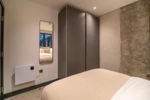 Postel nebo postele na pokoji v ubytování Bauhaus by The Heim Residences