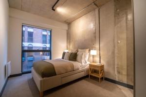 Postel nebo postele na pokoji v ubytování Bauhaus by The Heim Residences