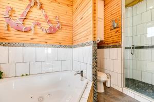 Koupelna v ubytování Stunning Beachfront Cargo Lift Fenced Yard + 25 fotografií